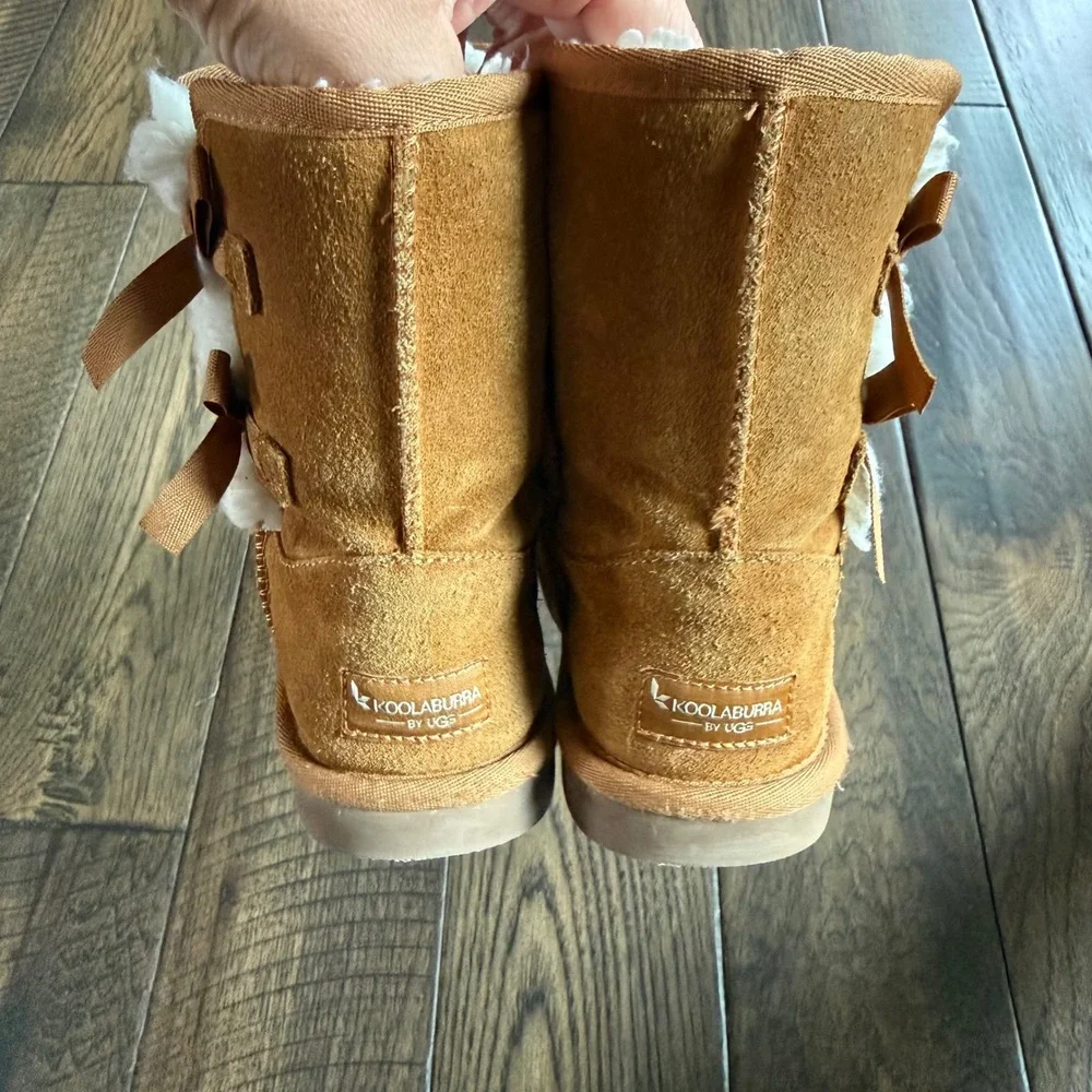 Koolaburra by UGG Victoria Kids Chestnut Suede Bow Boots 1019372 Size 3